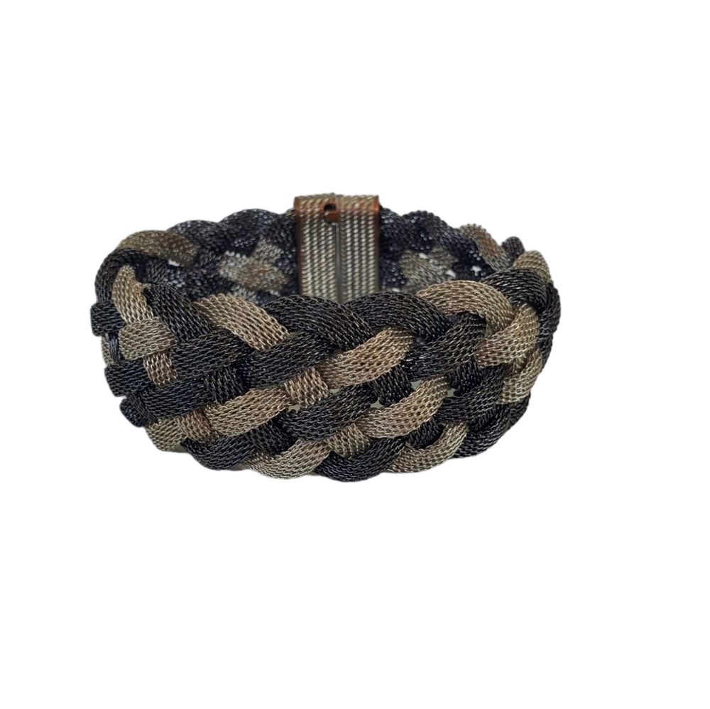 Thick weaved bracelet with magnetic closure